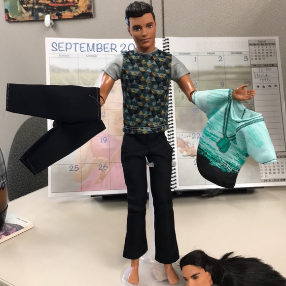 Ken-Barbie doll/jointed body/two outfits/extra head - Picture 4 of 8